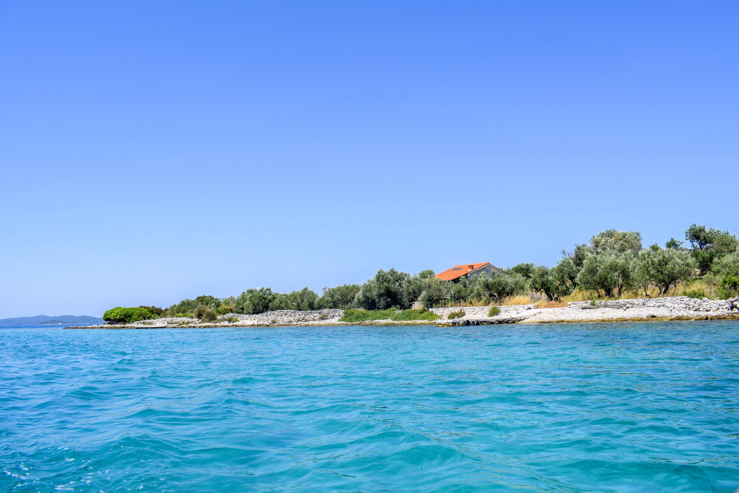Krknata_robinzonska ribiška hiša na samem