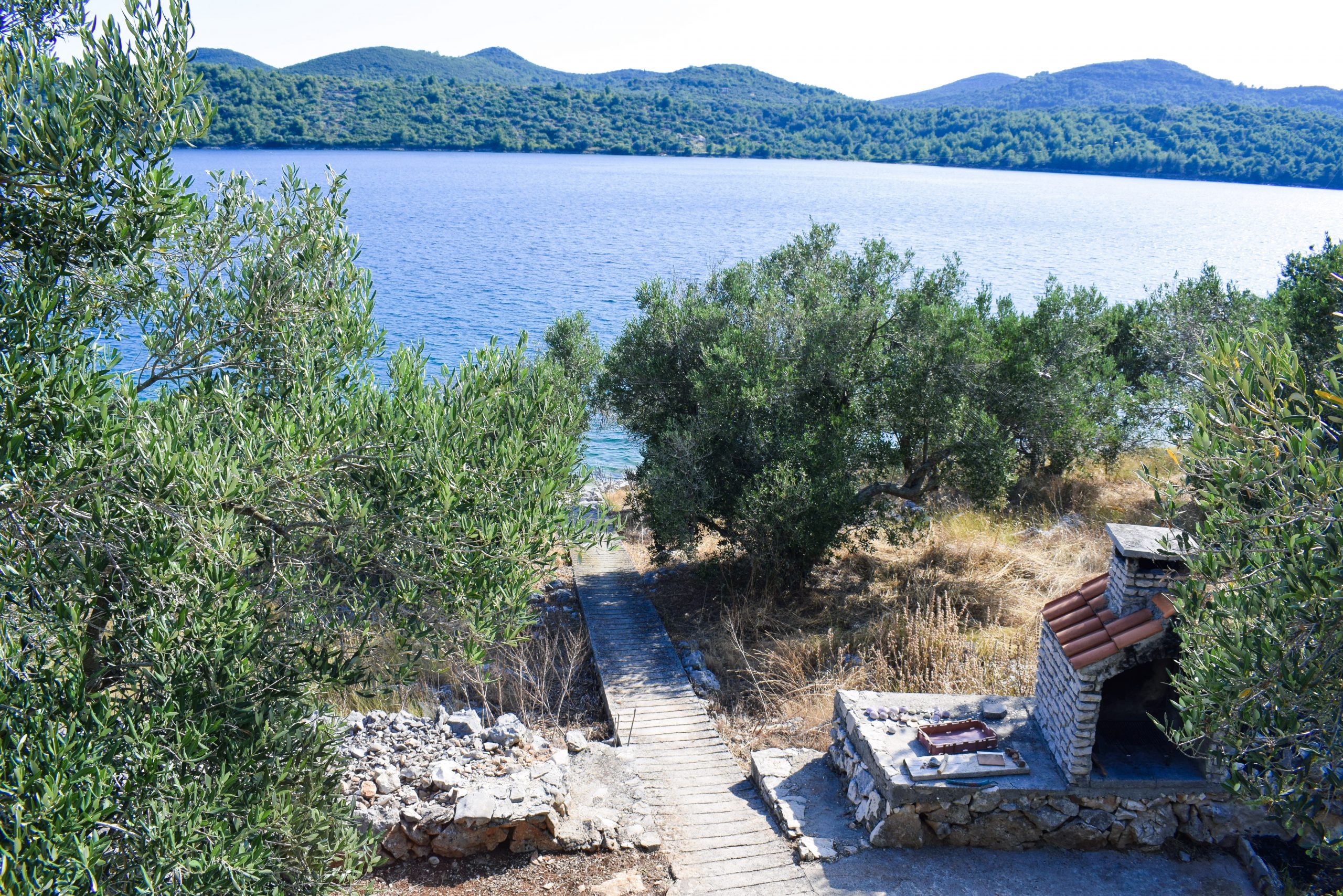 Zasebna plaža v robinzonski hiški na Krknati