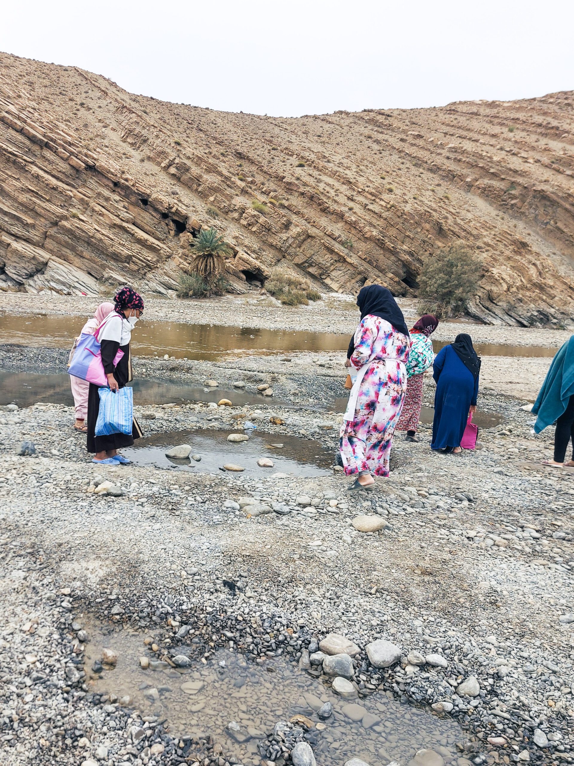 Ženske se odpravljajo na kopanje v naravni vrelec Naravni vrelec Atlas Maroko Natural spring Morocco Atlas Mountains