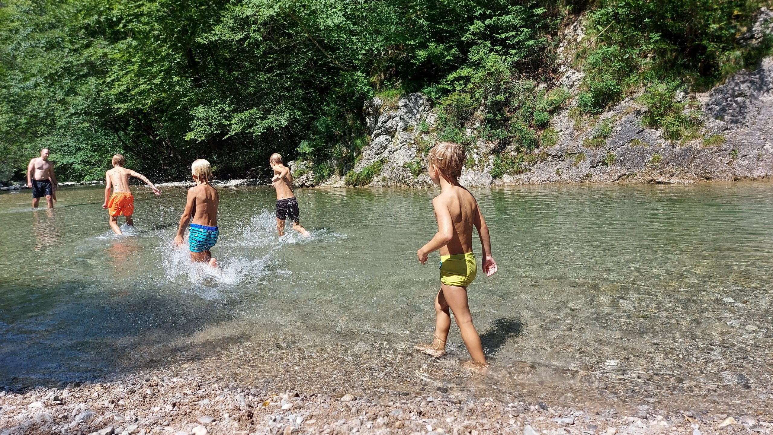 Iški vintgar otroci se igrajo v Iški