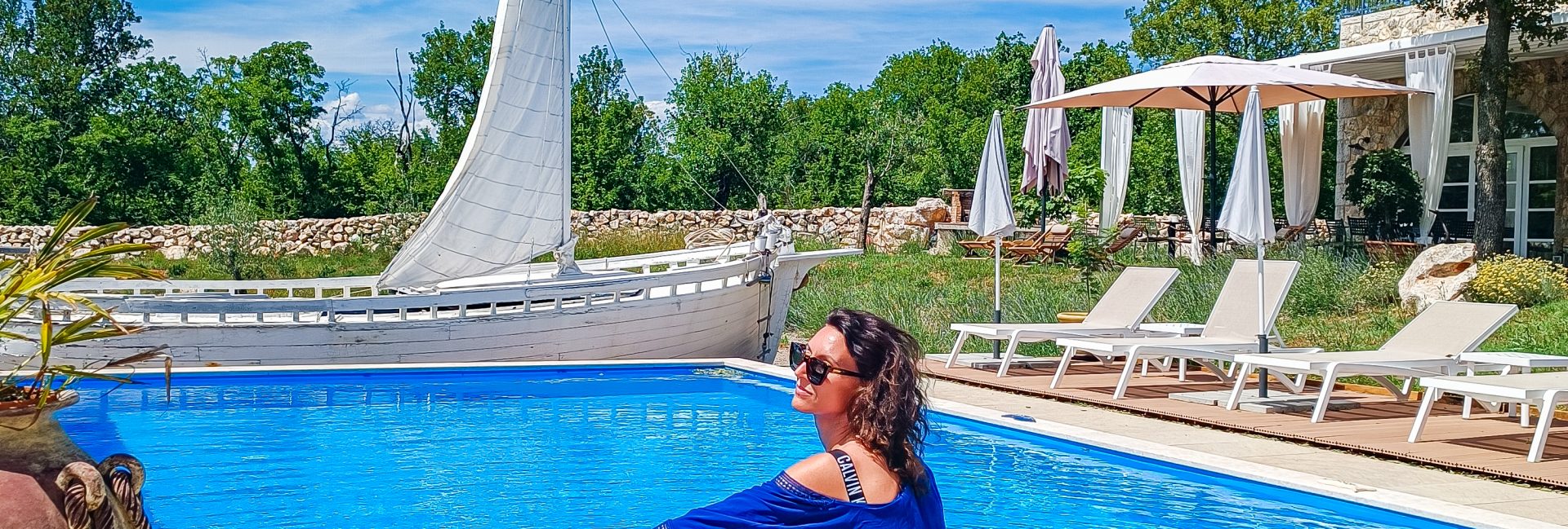 Resort OSMA_Krk_sprostitev ob bazenu