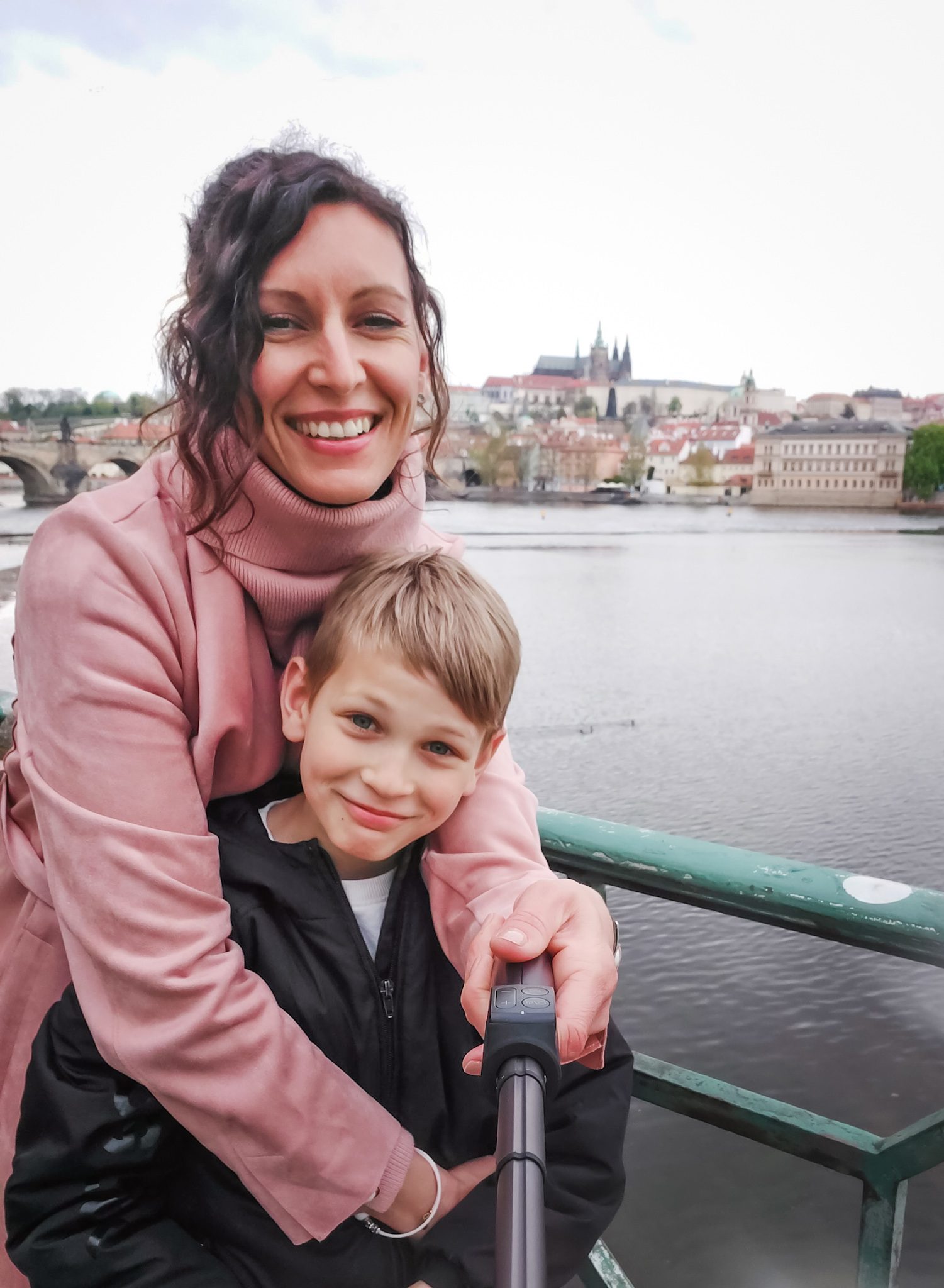 Karlov most Praga z otroki_Sanja Macur_krompirjeve počitnice