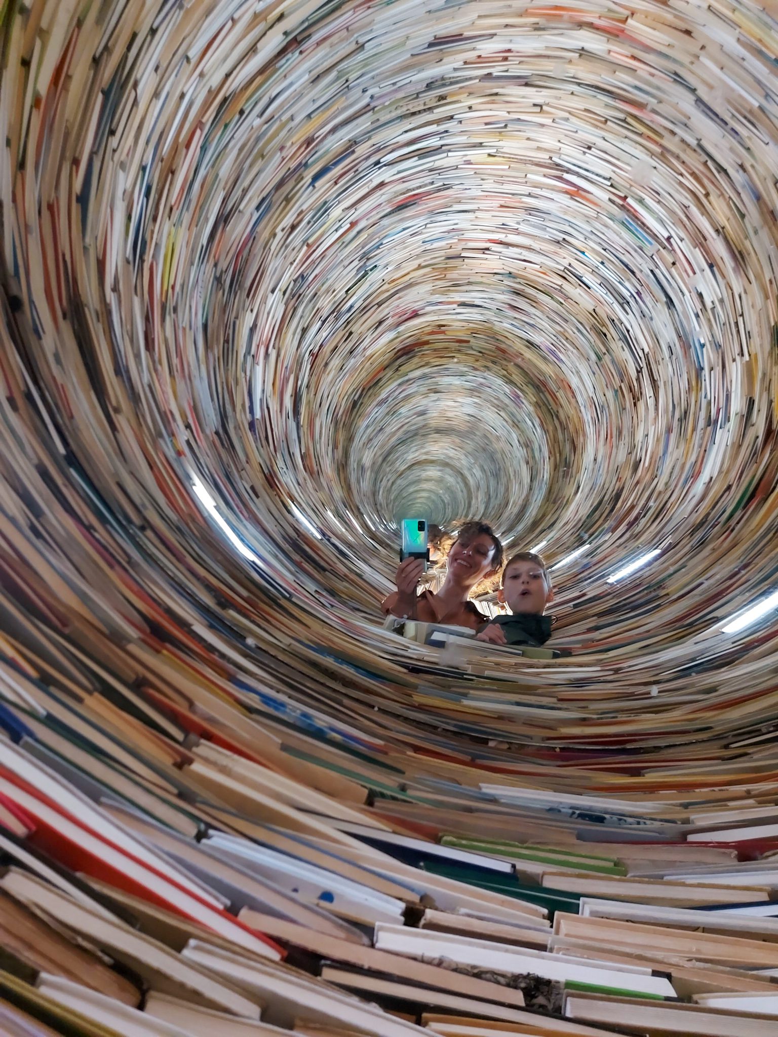 Knjižni stolp in iluzija z ogledali v mestni knjižnici v Pragi