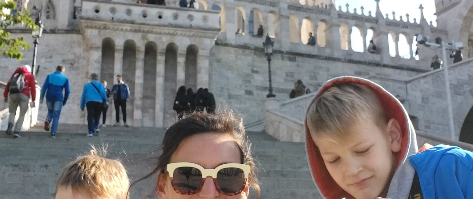 Ribičeva palača Budimpešta z otroki Sanja Macur