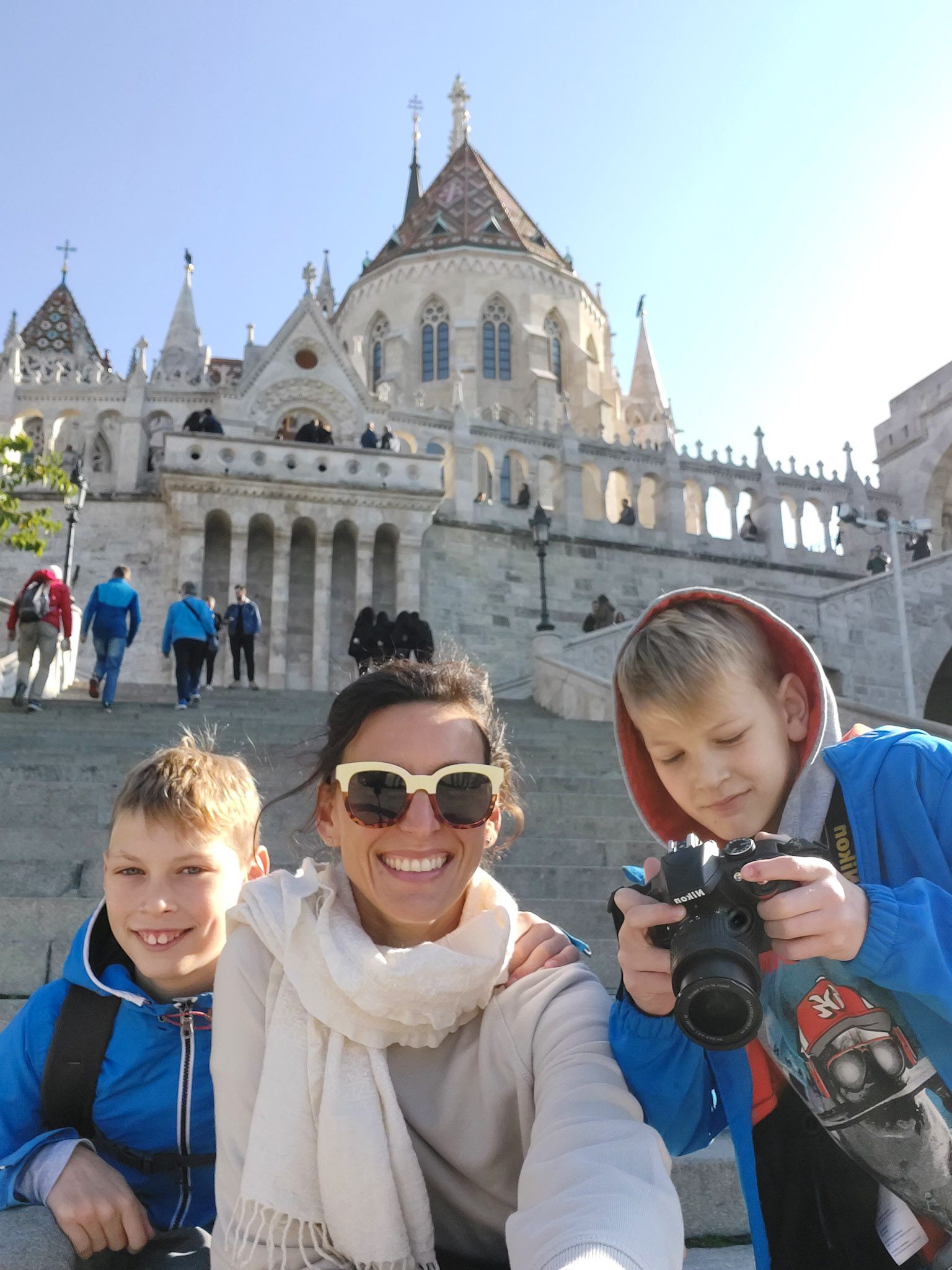 Ribičeva palača Budimpešta z otroki Sanja Macur