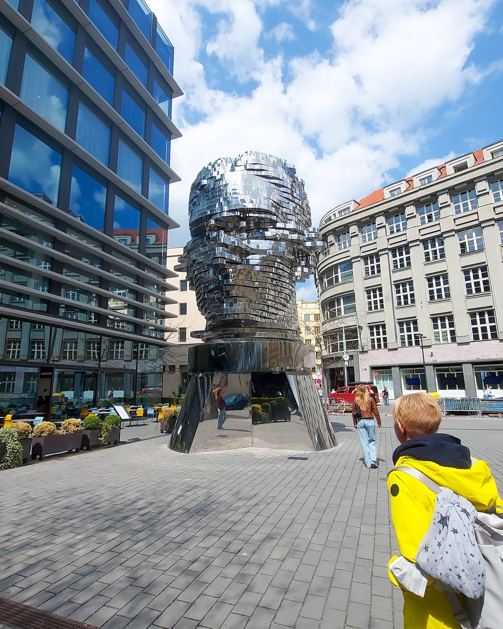 Rotirajoči kip Kafe glava Praga znamenitosti