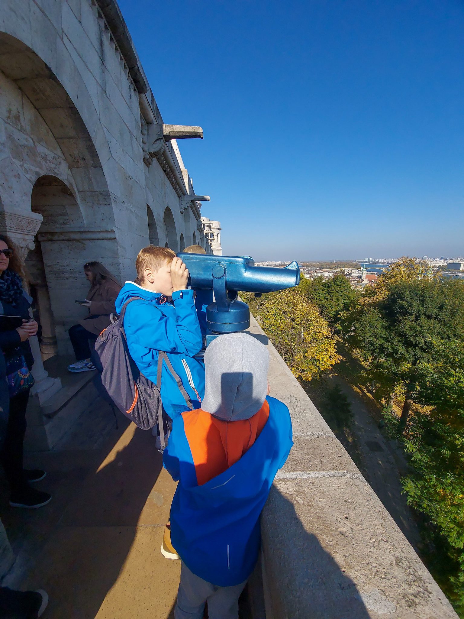 Turistični daljnogled na Ribiški trdnjavi v Budimpešti, kaj si z otroki ogledati v Budimpešti