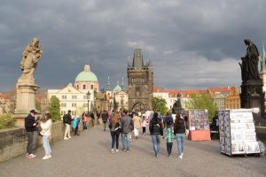 Praga Češka Karlov most umetniki in kipi