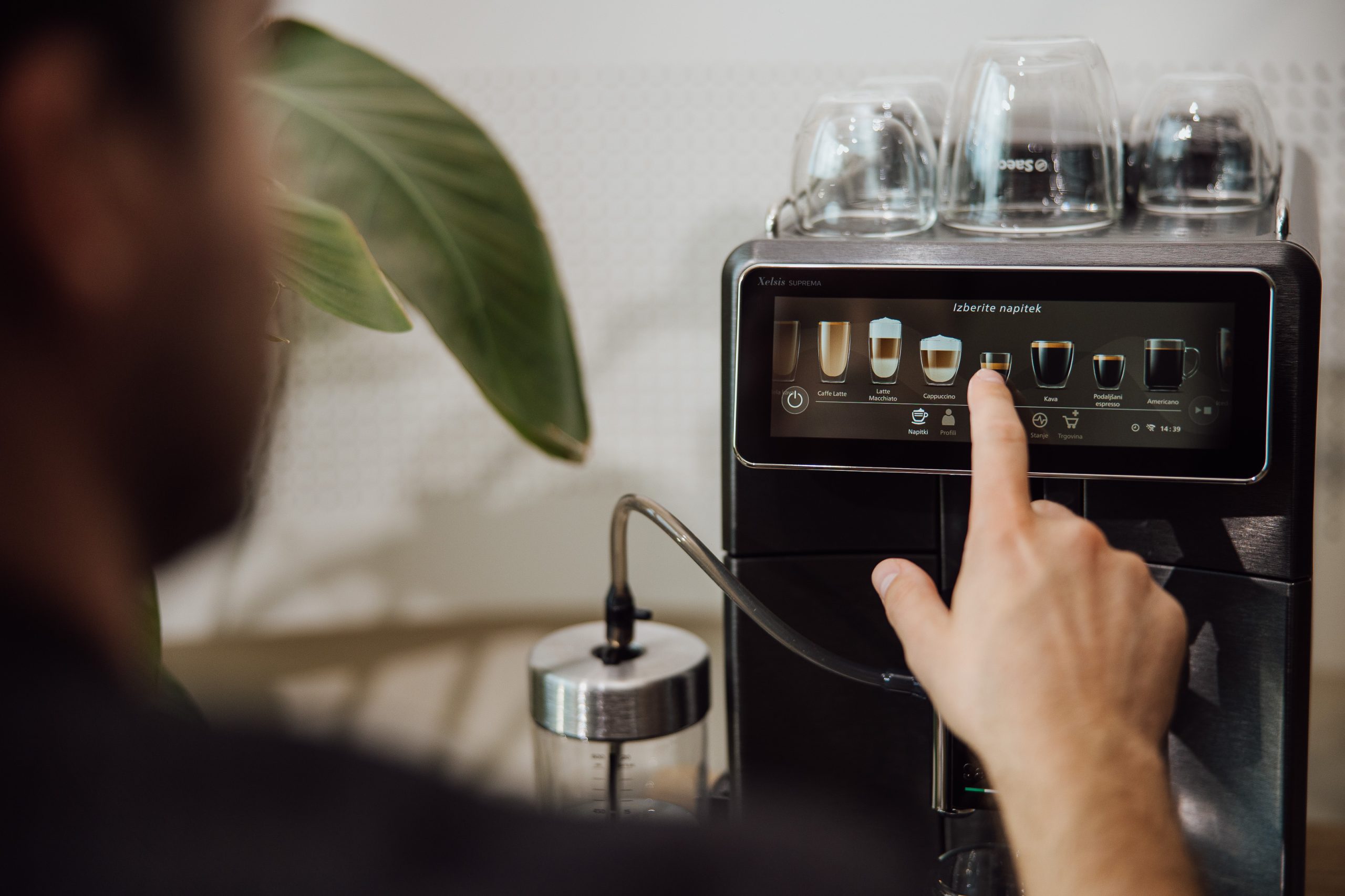 Kavni aparat Saeco ima zaslon na dotik