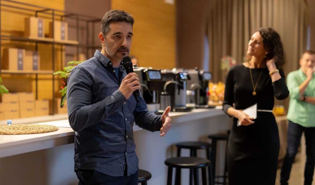 Tine Čokl predaja znanje o celotni izkušnji priprave in pitja kave