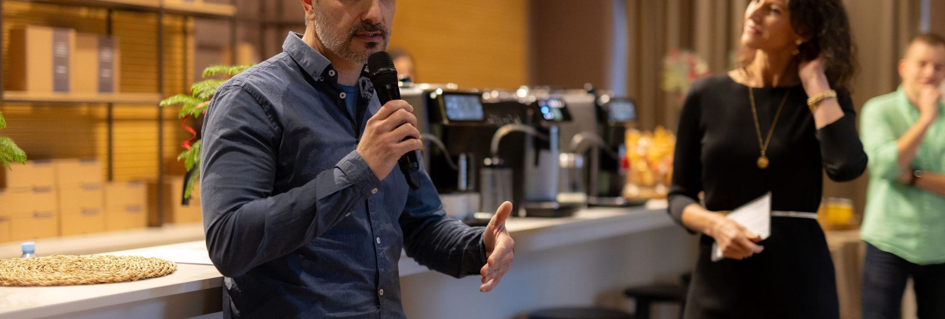 Tine Čokl predaja znanje o celotni izkušnji priprave in pitja kave