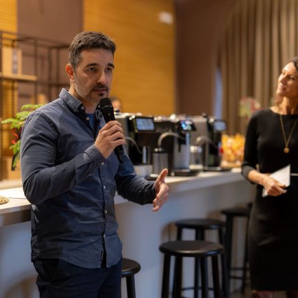 Tine Čokl predaja znanje o celotni izkušnji priprave in pitja kave