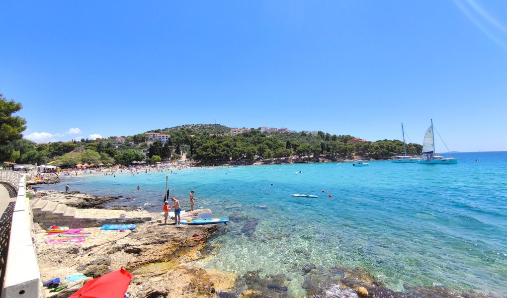 Zaliv plaža Slanica Murter kopanje mivkaste plaže Hrvaška dopust