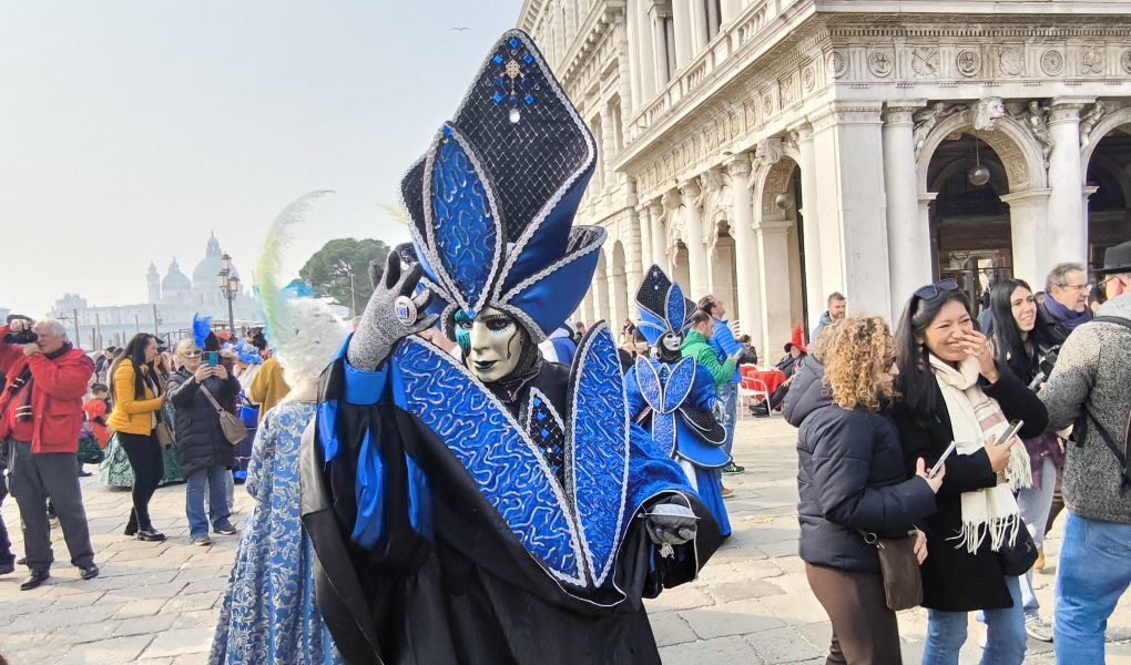 Maske na Beneškem karnevalu 2025 na trghu Sv. Marka