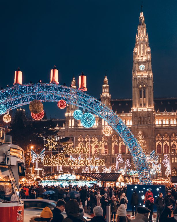 Adventni sejem na Dunaju pred mestno hišo_Božični sejem_Oesterreich Werbung_Sebastian Burziwal