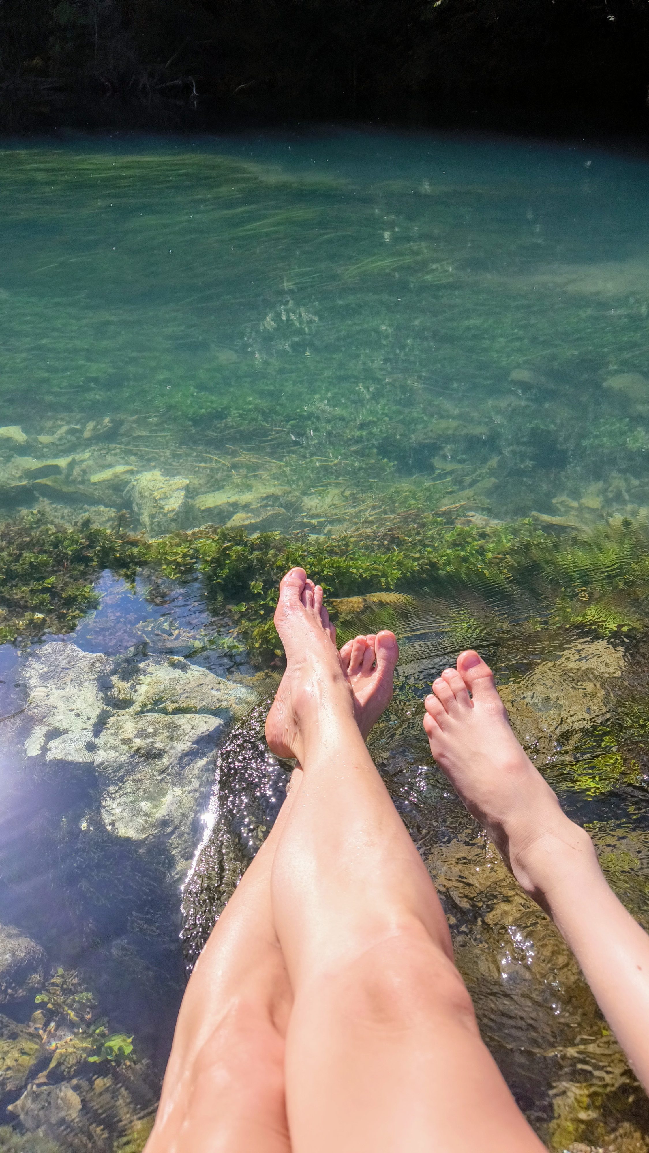 Izvir Slunjčice namakanje nog naravne znamenitosti v okolici Plitviških jezer