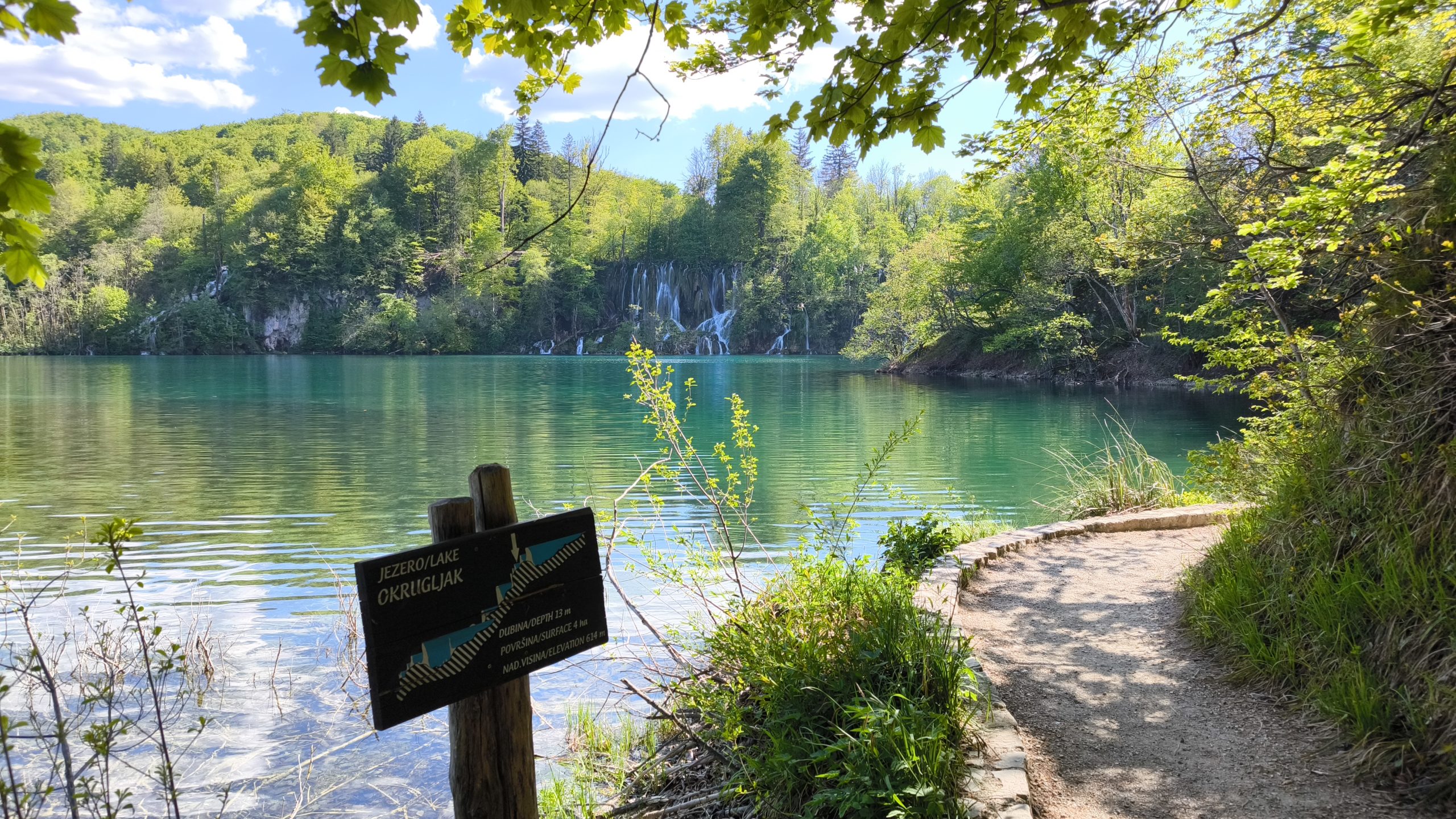 Slap na jezeru Okrugljak zgornja jezera Plitviška jezera