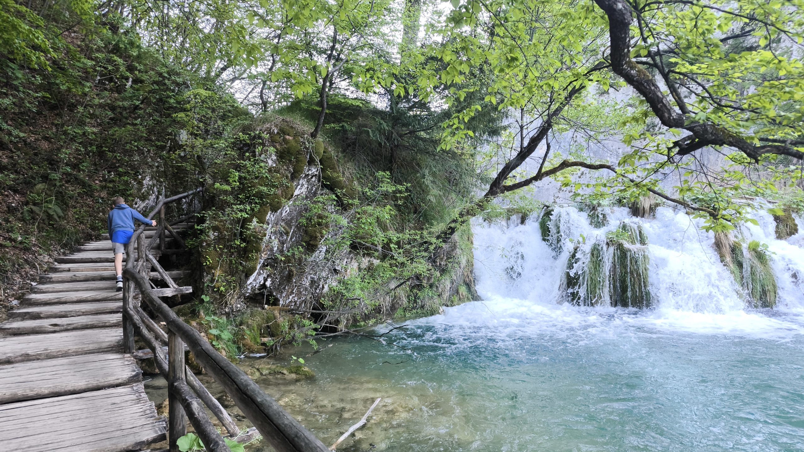 Veliki slap Plitviška jezera Sanja Macur z družino.jpg