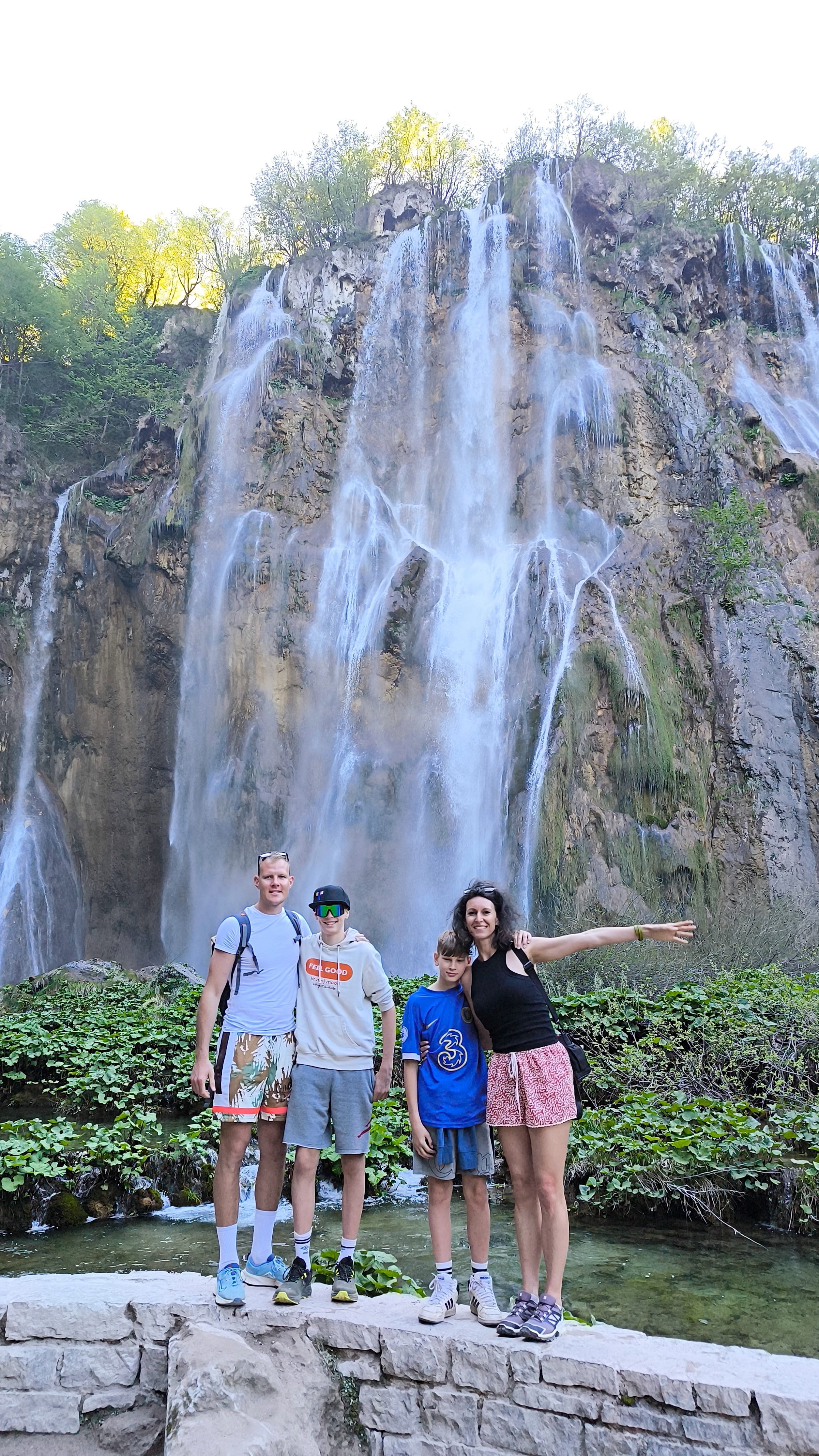 Veliki slap Plitviška jezera Sanja Macur z družino.jpg