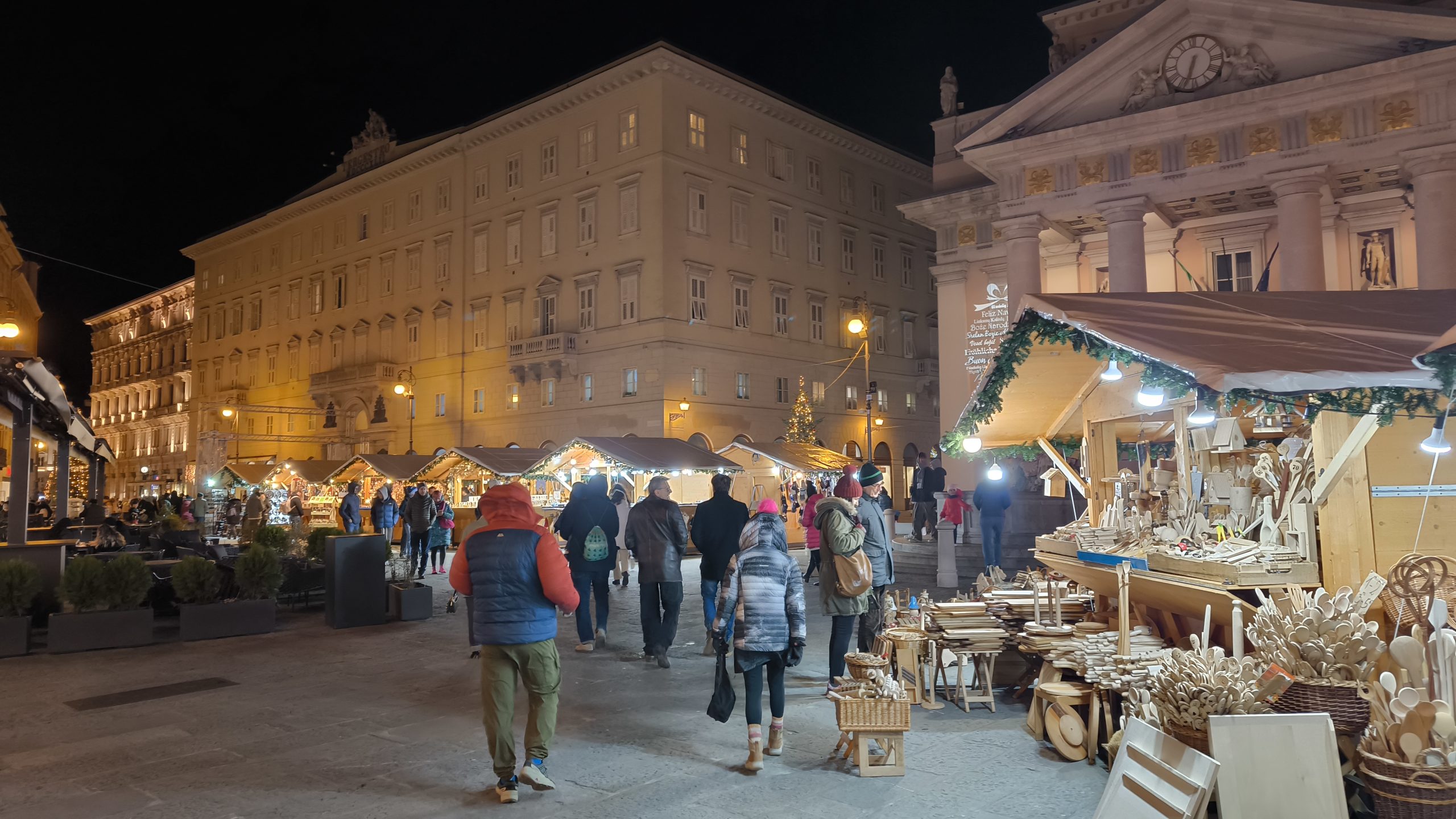 Advent v Trstu, stojnice, lokalni izdelki, sejem